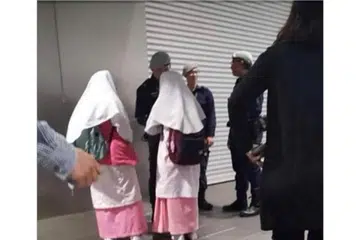 BUKAN DEMI PENUHI KUOTA: Pegawai TransCom dalam gambar ini sebenarnya memberitahu dua pelajar madrasah itu tentang Riders-On-Watch (ROW) di mana relawan boleh daftar untuk membantu polis jaga keselamatan rangkaian pengangkutan awam di sini.