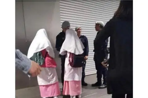 BUKAN DEMI PENUHI KUOTA: Pegawai TransCom dalam gambar ini sebenarnya memberitahu dua pelajar madrasah itu tentang Riders-On-Watch (ROW) di mana relawan boleh daftar untuk membantu polis jaga keselamatan rangkaian pengangkutan awam di sini.
