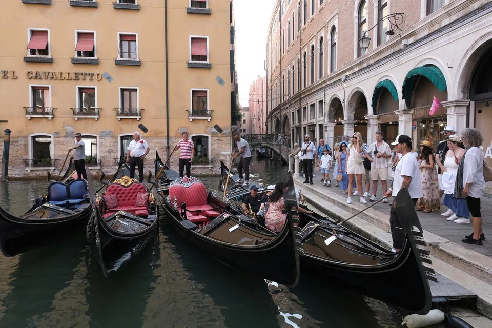 Kumpulan pelancong menunggu giliran untuk menaiki gondola pada 1 Ogos sedang Venice, Italy memperkenalkan had bagi kumpulan pelancong kepada 25 orang.