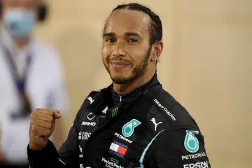 Lewis Hamilton sedang mengasingkan diri menurut garis panduan kesihatan setempat di Bahrain. - FOTO: REUTERS