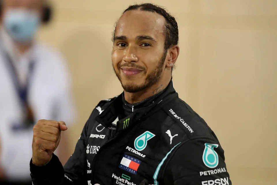 Lewis Hamilton sedang mengasingkan diri menurut garis panduan kesihatan setempat di Bahrain. - FOTO: REUTERS