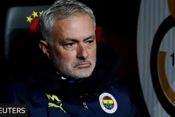 Pengurus Fenerbahce Jose Mourinho telah digantung empat perlawanan dan didenda kerana komen terhadap pengadil Turkey