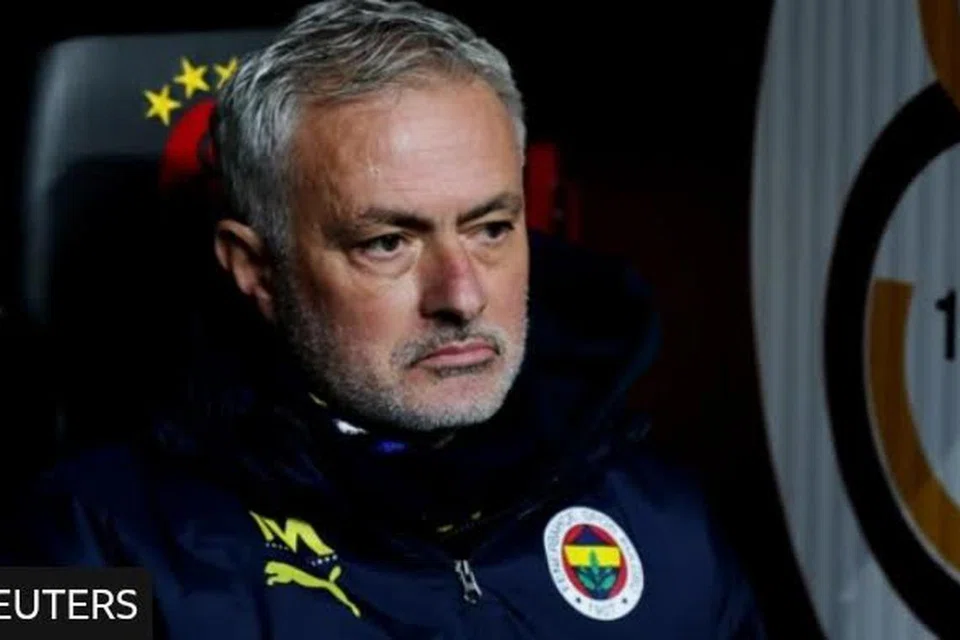 Pengurus Fenerbahce Jose Mourinho telah digantung empat perlawanan dan didenda kerana komen terhadap pengadil Turkey