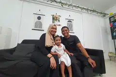Bagi Cik Aini, program ComLink+ membantu beliau dan suaminya menguruskan penjagaan anak perempuan mereka, Laila, dengan lebih baik melalui lawatan mentor keluarga dan sukarelawan ke flat sewanya.