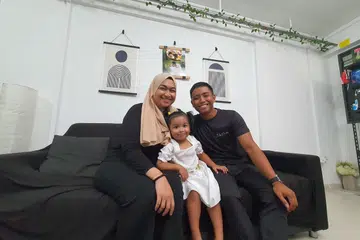 Bagi Cik Aini, program ComLink+ membantu beliau dan suaminya menguruskan penjagaan anak perempuan mereka, Laila, dengan lebih baik melalui lawatan mentor keluarga dan sukarelawan ke flat sewanya.