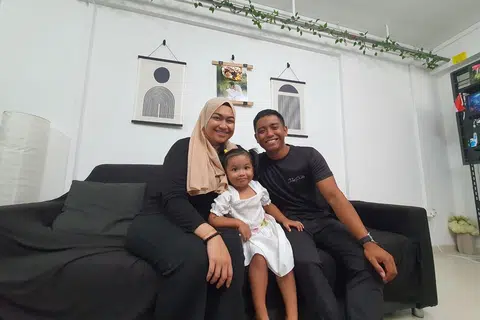 Bagi Cik Aini, program ComLink+ membantu beliau dan suaminya menguruskan penjagaan anak perempuan mereka, Laila, dengan lebih baik melalui lawatan mentor keluarga dan sukarelawan ke flat sewanya.