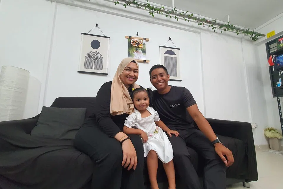 Bagi Cik Aini, program ComLink+ membantu beliau dan suaminya menguruskan penjagaan anak perempuan mereka, Laila, dengan lebih baik melalui lawatan mentor keluarga dan sukarelawan ke flat sewanya.