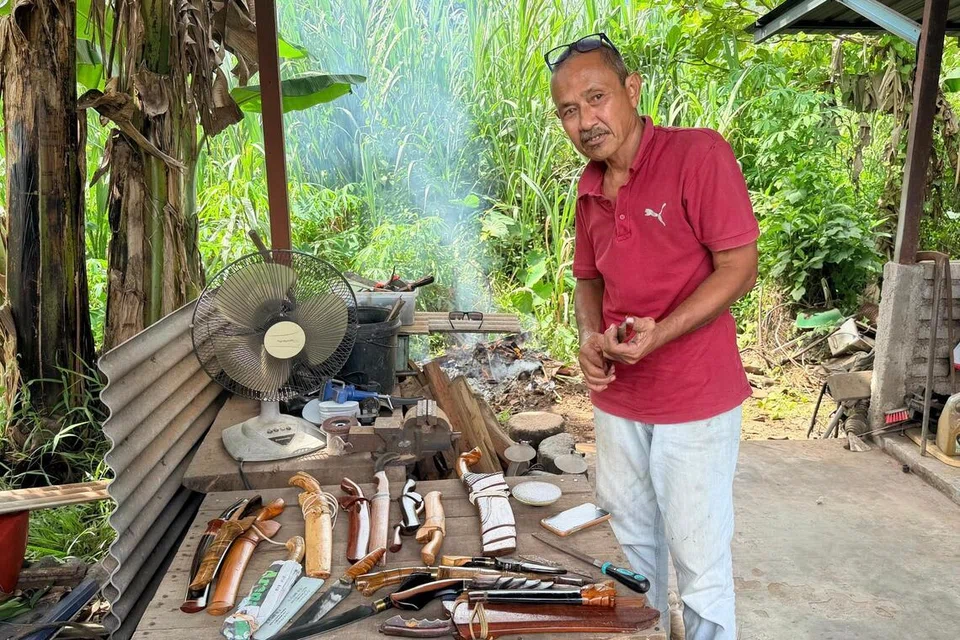 Penyedia khidmat mengasah pisau di Seremban, Negeri Sembilan, Encik Ahmad Nazari Abdullah, menunjukkan pisau yang dihantar pelanggannya untuk dibaiki dan ditajamkan semula bagi kegunaan melaksanakan ibadah korban.