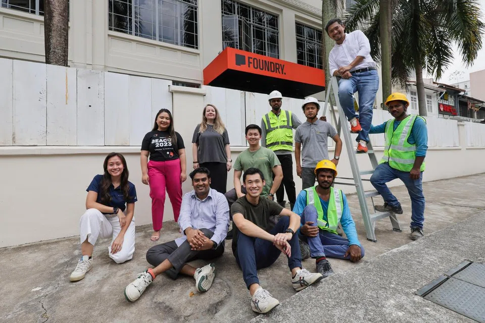 Ketua Pegawai Eksekutif (CEO), The Majurity Trust (TMT), Encik Martin Tan (berdiri, dua dari kanan di atas tangga), yang menubuhkan hab perusahaan sosial, The Foundry, berkata TMT telah merintis konsep ruang kerja bersama dengan enam pertubuhan bukan mencari untung.