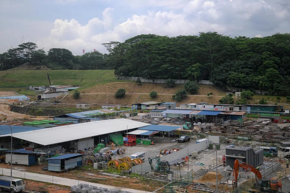 Kawasan di latar belakang gambar yang diambil pada 7 Julai ialah tempat JTC bakal membina hab pengangkutan Woodlands Gateway. Di latar depan ialah tapak stesen RTS Woodlands North, yang kini sedang dalam pembinaan.
