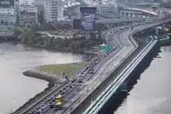 LALU LINTAS SESAK: Keadaan lalu lintas kelihatan sesak menuju ke Koswe sekitar 6:30 petang pada Hari Mengundi, 1 September 2023.