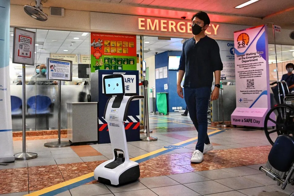 KEMUDAHAN TEKNOLOGI: Robot bernama ‘EDi’ turut diprogram dengan keupayaan bertutur dalam empat bahasa rasmi negara, menjadikannya mesra bagi pengguna warga Singapura.