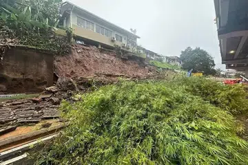 Keadaan tanah runtuh akibat hujan lebat dekat Taman Bunga Raya, di Jalan Genting Klang, Kuala Lumpur, membahayakan penduduk yang kemudian diarahkan berpindah pada petang 22 Ogos.
