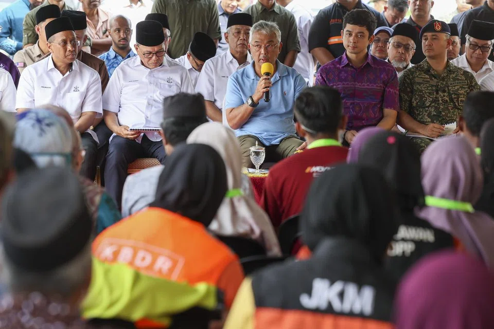 SANTUNI MANGSA BANJIR: Yang di-Pertuan Agong (duduk tengah) melawat Pusat Penempatan Sementara (PPS) Dewan Semai Bakti, Felda Chini Satu pada 11 Januari.