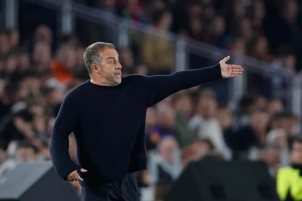 Pengurus Barcelona, Hansi Flick ketika aksi suku akhir pertama Liga Juara-Juara Eropah menentang Atletico Madrid di Camp Nou, Barcelona.