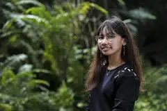 SERING BERBAKTI: Liyana Afiqah Mohd Faizal mahu terus menyumbang pada masyarakat meski dalam kesibukan mengejar impian menjadi doktor pediatrik. - Foto BH oleh YONG LI XUAN