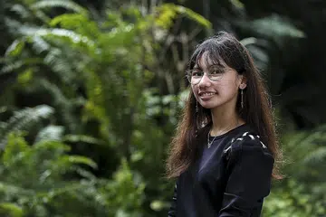 SERING BERBAKTI: Liyana Afiqah Mohd Faizal mahu terus menyumbang pada masyarakat meski dalam kesibukan mengejar impian menjadi doktor pediatrik. - Foto BH oleh YONG LI XUAN