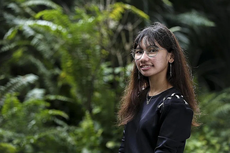 SERING BERBAKTI: Liyana Afiqah Mohd Faizal mahu terus menyumbang pada masyarakat meski dalam kesibukan mengejar impian menjadi doktor pediatrik. - Foto BH oleh YONG LI XUAN