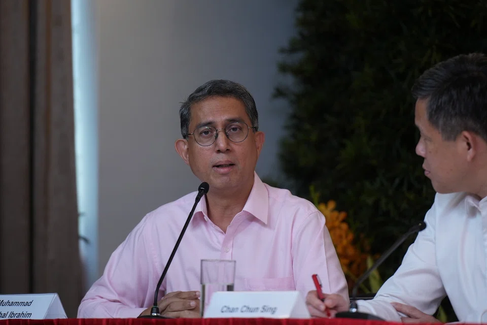 Profesor Madya Dr Muhammad Faishal Ibrahim (kiri) akan mengganti Encik Masagos Zulkifli Masagos Mohamad sebagai pemangku Menteri Bertanggungjawab bagi Ehwal Masyarakat Islam.