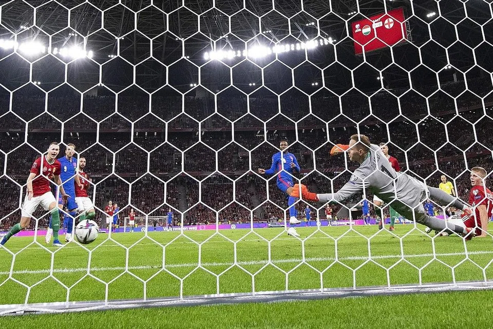 JARINGKAN GOL: Raheem Sterling (dua dari kanan) menjaring gol sulung England menewaskan penjaga gawang Hungary, Peter Gulacsi. - Foto EPA-EFE