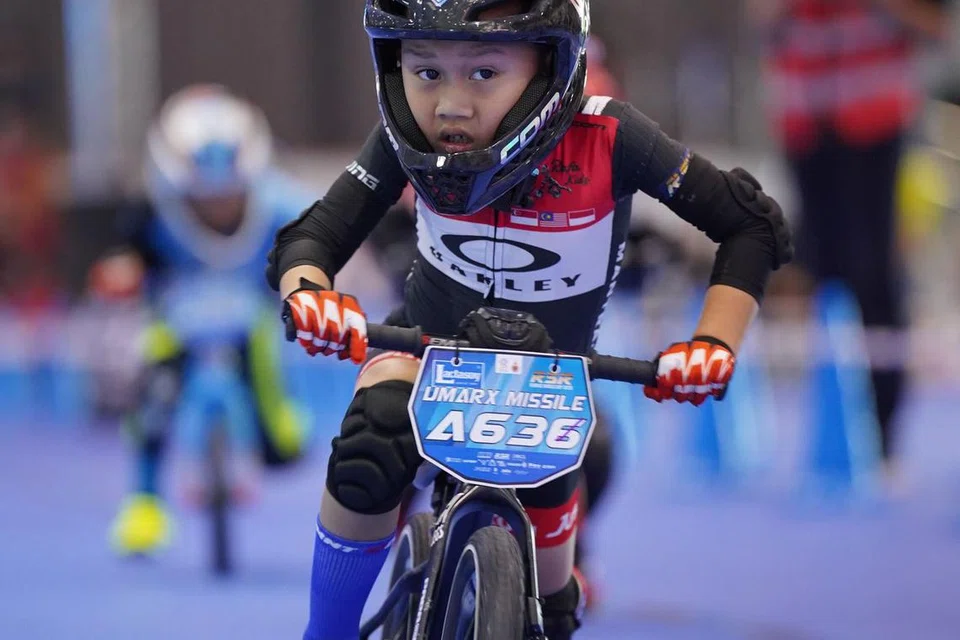 Muhammad Umar Adeen Muhammad Hilmi, menunjukkan kemahiran bermain ‘push bike’ semasa pertandingan lumba, ‘RSR Runbike World Cup 2025’ yang diadakan di Ayutthaya, Thailand  pada 23 hingga 24 Ogos. 