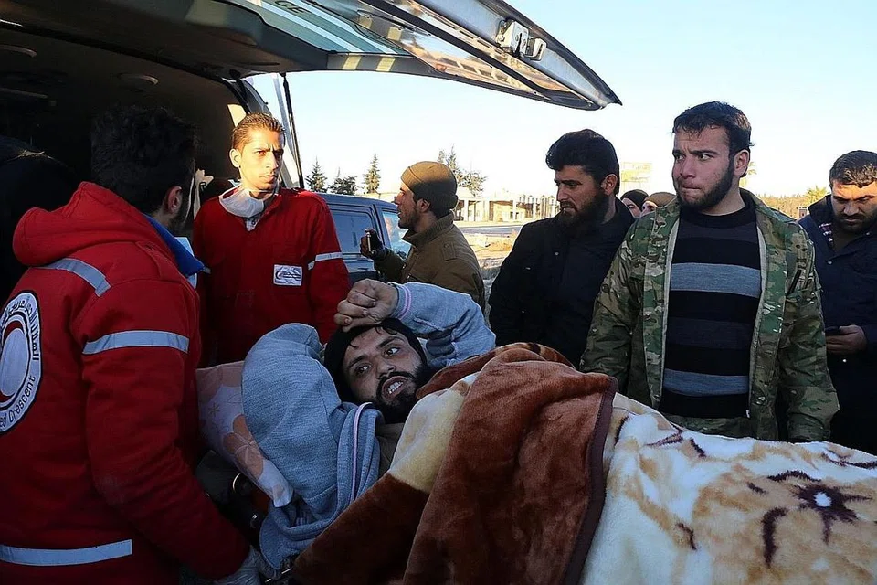 MANGSA PERTEMPURAN: Seorang rakyat Syria yang cedera semasa pertempuran di bandar Aleppo dipindahkan ke bandar Khan al-Aassal bagi mendapatkan rawatan. 