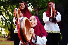 INGIN NAIKKAN SENI MELAYU: Selain pengalamannya di China yang meninggalkan kesan yang mendalam terhadap dirinya, Cik Hani (depan) juga aktif dalam kumpulan perkusi SMU, Rentak. Katanya, beliau ingin terus melestarikan seni budaya Melayu. - Foto ihsan HANI 'AIMAN