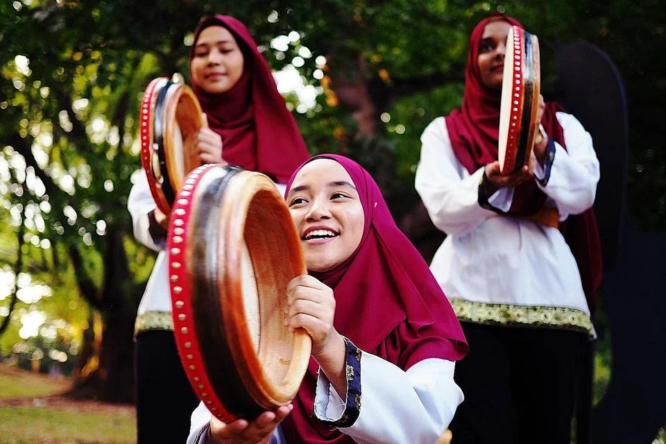 INGIN NAIKKAN SENI MELAYU: Selain pengalamannya di China yang meninggalkan kesan yang mendalam terhadap dirinya, Cik Hani (depan) juga aktif dalam kumpulan perkusi SMU, Rentak. Katanya, beliau ingin terus melestarikan seni budaya Melayu. - Foto ihsan HANI 'AIMAN