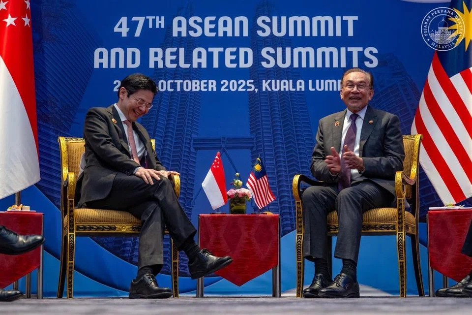 Perdana Menteri Malaysia, Datuk Seri Anwar Ibrahim (kanan), yang tersenarai di tempat ke-10 sebagai pemimpin Muslim paling berpengaruh di dunia amat disenangi pemimpin antarabangsa dan turut mempunyai hubungan baik dengan Perdana Menteri, Encik Lawrence Wong. 