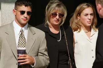 MENINGGAL DUNIA: Bekas pegawai seranta Jabatan Pertahanan Amerika Syarikat, Cik Linda Tripp, dalam gambar fail, diiringi oleh anak lelakinya, Ryan (kiri) dan anak perempuannya, Allison, semasa tiba di Mahkamah Daerah Amerika pada 30 Jun 1998. 