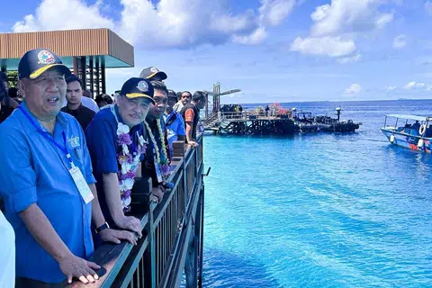 Menteri Pelancongan, Kebudayaan dan Alam Sekitar Sabah, Datuk Jafry Ariffin (kiri), bersama Ketua Menteri Sabah, Datuk Seri Hajiji Noor (kedua kiri), ketika melakukan lawatan ke Pulau Mataking, Semporna, Sabah.