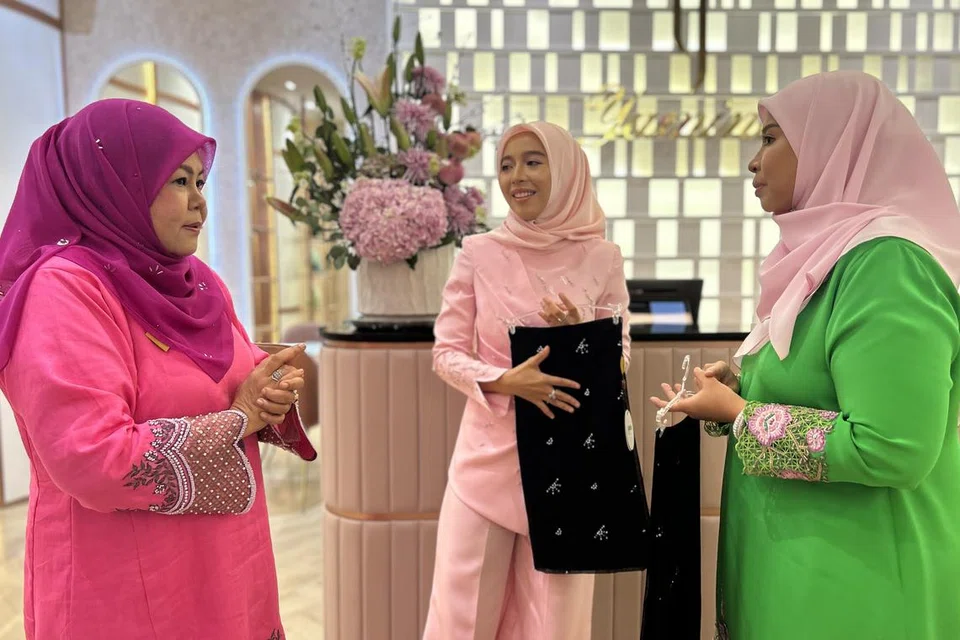 Pengerusi Jawatankuasa Pembangunan Wanita, Keluarga dan Masyarakat Johor, Cik Khairin-Nisa Ismail (kiri), bersama Pengasas dan Pemilik Butik Yamina, Cik Daeng Hamizah Abd Aziz (tengah), melihat produk yang dipamerkan di butik berkenaan.