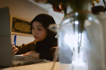 Penuntut jurusan Sains Farmaseutikal di Politeknik Republic, Cik Siti Nurasyirah Mohammad Hery, penerima Skim Bantuan Kewangan (FAS) Kementerian Pendidikan (MOE) yang membantu beliau beri tumpuan pada pelajaran. 