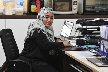 GUNA PENGALAMAN BANTU ORANG LAIN: Pakar Sokongan Rakan, Cik Nur Hafizah Kamarulzaman, yang kini eksekutif program di Club Heal, berkongsi bahawa rawatan bagi gangguan mental dan kemurungannya bermula apabila terdetik di dalam hatinya sendiri untuk mendapatkan bantuan kerana keluarganya memerlukannya. - Foto BH oleh KHALID BABA