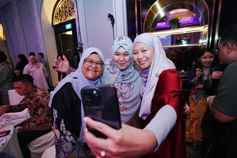 Tetamu di Majlis Anugerah Jauhari 2025 merakam swafoto, termasuk (dari kiri) Setiausaha Kehormat, Persatuan Agensi Pelancongan Islam Singapura (Amtas), Ustazah Juyda Noor Mohamad; Ketua Pegawai Eksekutif Persatuan Ulama dan Guru-Guru Agama Islam Singapura (Pergas), Ustazah Nurdiana Hanim Abdul Rahman; dan Koresponden Berita Harian (BH), Cik Humaira Sajat.