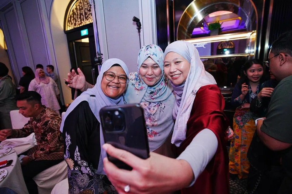 Tetamu di Majlis Anugerah Jauhari 2025 merakam swafoto, termasuk (dari kiri) Setiausaha Kehormat, Persatuan Agensi Pelancongan Islam Singapura (Amtas), Ustazah Juyda Noor Mohamad; Ketua Pegawai Eksekutif  Persatuan Ulama dan Guru-Guru Agama Islam Singapura (Pergas), Ustazah Nurdiana Hanim Abdul Rahman; dan Koresponden Berita Harian (BH), Cik Humaira Sajat.