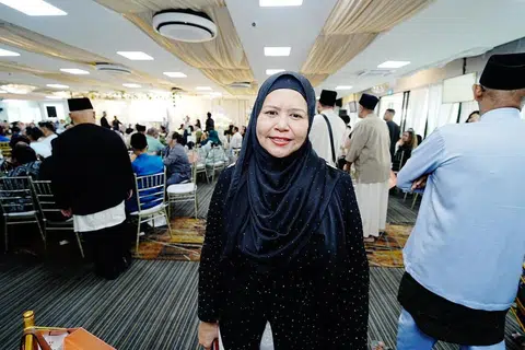 Dua pupu Encik Rohaizad Bahari, yang juga pengasas bersama syarikat penyedia khidmat katering majlis perkahwinan Muslim Delights, Cik Hafidah Daud, memastikan perancangan rapi dilaksanakan merangkumi susun atur ruang, tempat duduk, serta keperluan logistik bagi melancarkan Perjumpaan Hari Raya keluarganya.