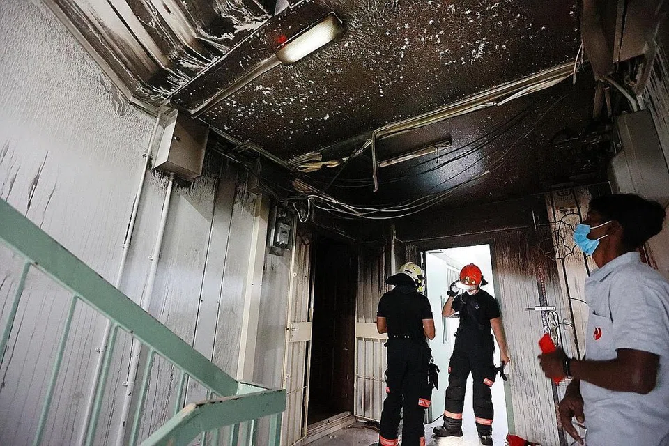 RUANG KORIDOR TERJEJAS: Kebakaran di sebuah flat di Blok 537 Hougang Street 52 kelmarin menyebabkan asap menyelubungi koridor unit tersebut dan lima penduduk dihantar ke hospital kerana terhidu asap ketika menggunakan tangga untuk meninggalkan blok itu. - Foto SHIN MIN