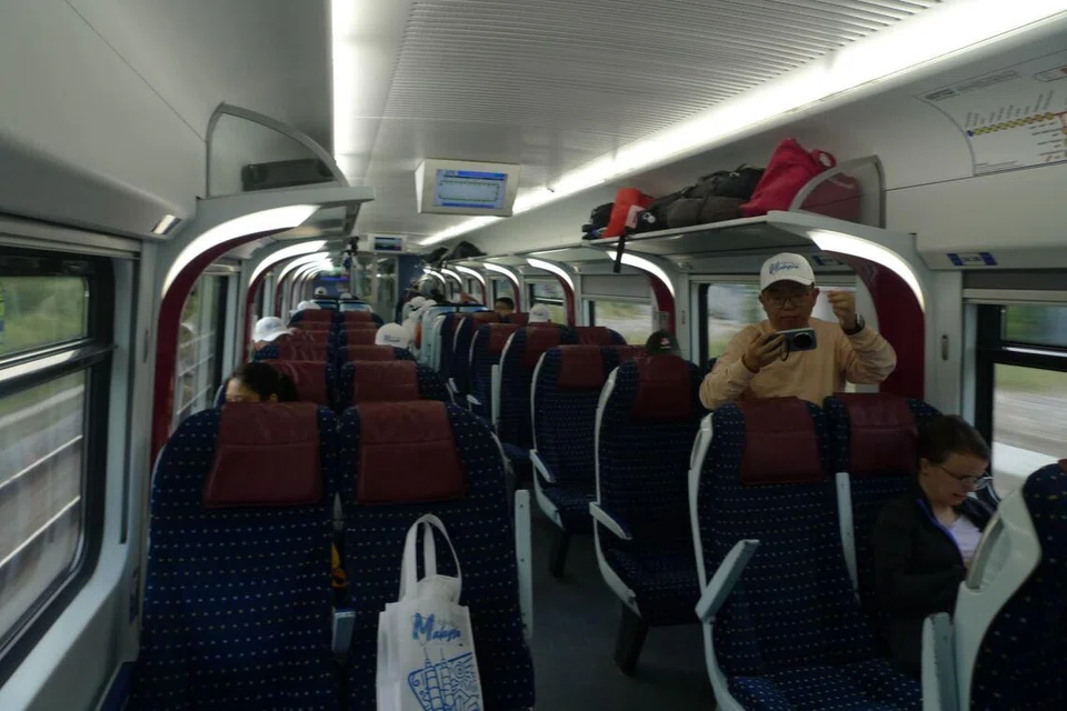 Tempat duduk dalam ETS empuk dan boleh dilaraskan dengan persekitaran gerabaknya yang bersih.