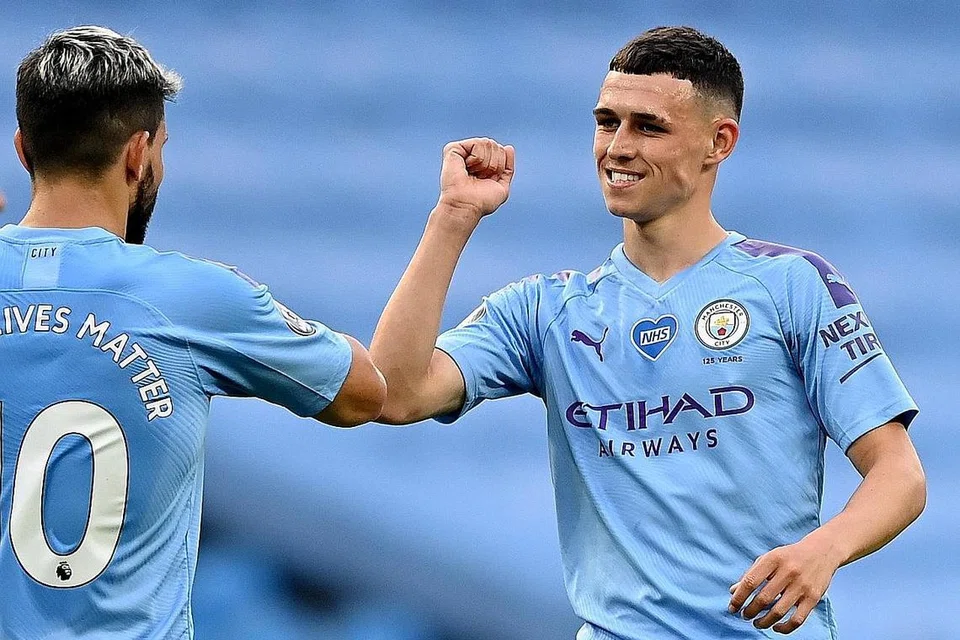 CEMERLANG: Pemain Manchester City Phil Foden menyiku untuk meraikan jaringan golnya dalam kemenangan 5-0 ke atas Burnley di stadium Etihad kelmarin. - Foto EPA-EFE, AFP