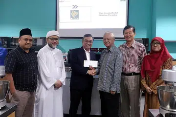 DEMI PENINGKATAN ILMU DAN KEMAHIRAN: Encik Suhaimi (tiga dari kiri) bersama beberapa wakil MMO (dari kiri), ketua jawatankuasa eksekutif Tabung Amal Aidilfitri, Encik Muhd Harmizan Abdul Hamid; presiden Pergas, Ustaz Hasbi Hassan; mantan presiden LBKM, Encik Wan Hussin Wan Zoohri; presiden Casa Raudha, Encik Hamzah Mutalib; dan presiden PPIS, Cik Rahayu Mohamad. - Foto SSA CONSULTING GROUP