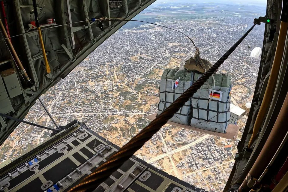 Bekalan bantuan digugurkan dari pesawat tentera Jerman-Perancis Rhein Skuadron di Gaza pada 16 Mac.  Butiran operasi RSAF dan Angkatan Bersenjata Jordan belum diketahui. 