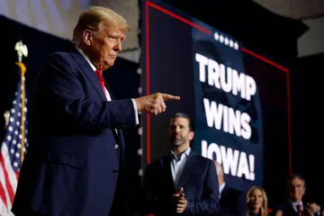 DUKUNG TRUMP: Calon presiden Republikan, bekas Presiden Amerika Syarikat Encik Donald Trump meraikan penyokongnya  semasa acara malam kaukusnya di Iowa Events Center pada 15 Januari 2024 sedang pendnduk Iowa mula mengundi pilih calon presiden untuk Republikan.