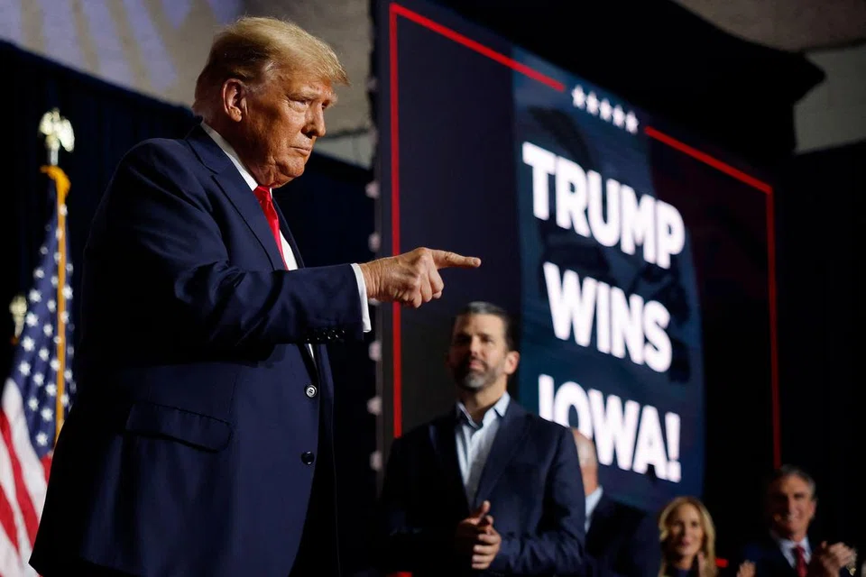 DUKUNG TRUMP: Calon presiden Republikan, bekas Presiden Amerika Syarikat Encik Donald Trump meraikan penyokongnya  semasa acara malam kaukusnya di Iowa Events Center pada 15 Januari 2024 sedang pendnduk Iowa mula mengundi pilih calon presiden untuk Republikan.
