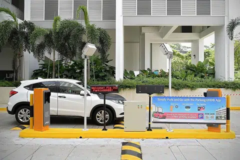 TIADA LAGI PALANG KELUAR MASUK: Antara ciri utama sistem letak kereta generasi baru yang diperkenal di projek perumahan Northshore Residences I dan II di Punggol termasuk meniadakan palang gantri di pintu keluar dan masuk tempat letak kereta bagi memastikan pengalaman meletak kenderaan lebih mudah dan lancar. - Foto BH oleh NG SOR LUAN