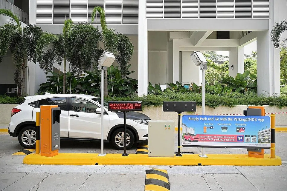 TIADA LAGI PALANG KELUAR MASUK: Antara ciri utama sistem letak kereta generasi baru yang diperkenal di projek perumahan Northshore Residences I dan II di Punggol termasuk meniadakan palang gantri di pintu keluar dan masuk tempat letak kereta bagi memastikan pengalaman meletak kenderaan lebih mudah dan lancar. - Foto BH oleh NG SOR LUAN