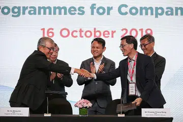 TAWAR PROGRAM DIGITAL: Kerjasama dijalin antara SBF dan NUS-ISS agar syarikat dan pekerja dapat meraih manfaat dalam usaha pendigitalan mereka. Encik Zaqy (tengah) telah menyaksikan pemeteraian MOU semalam, yang ditandatangani oleh (depan, dari kiri) Encik Ho Meng Kit, CEO SBF dan Encik Khoong Chong Meng, CEO NUS-ISS. - Foto BH oleh KEVIN LIM