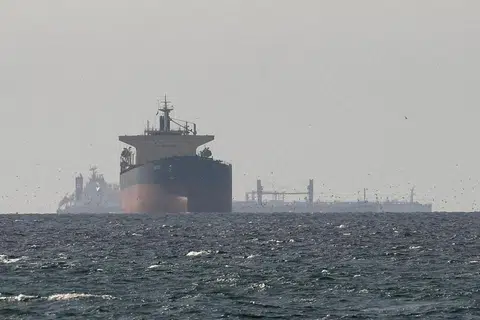 Kapal tangki minyak belayar di Teluk berhampiran Selat Hormuz, seperti yang dilihat dari utara Ras Al Khaimah berhampiran sempadan wilayah Musandam di Oman, ketika konflik Amerika Syarikat dan Israel dengan Iran memuncak di Timur Tengah, pada 11 Mac 2026.