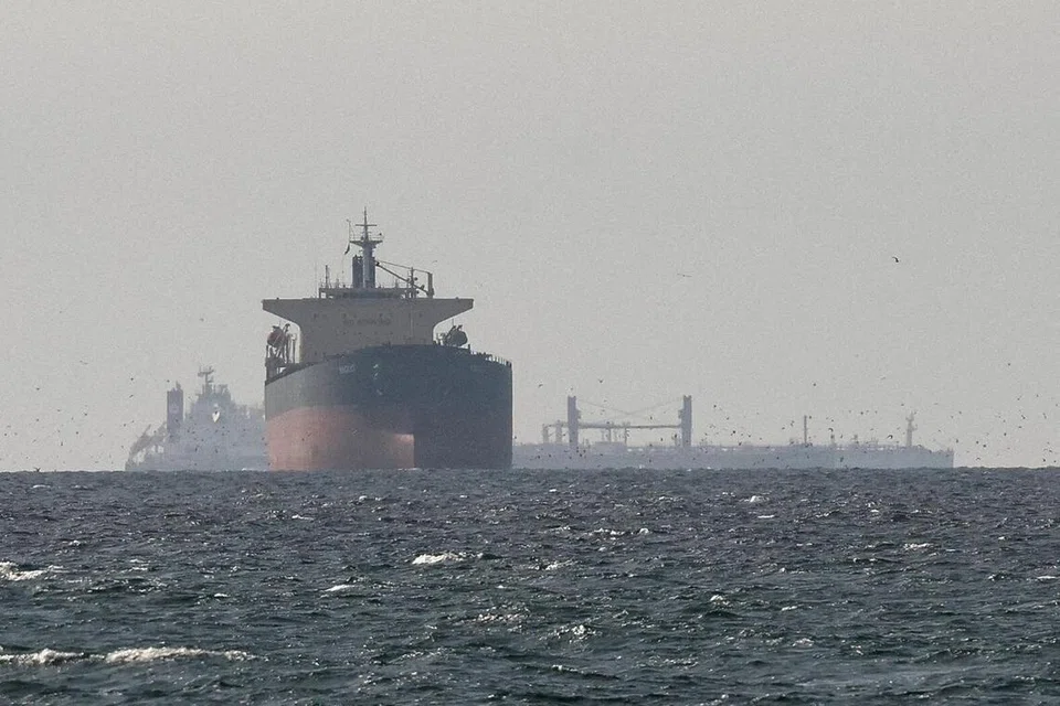 Kapal tangki minyak belayar di Teluk berhampiran Strait of Hormuz, seperti yang dilihat dari utara Ras Al Khaimah berhampiran sempadan wilayah Musandam di Oman, ketika konflik Amerika Syarikat dan Israel dengan Iran memuncak, di United Arab Emirates, pada 11 Mac 2026.