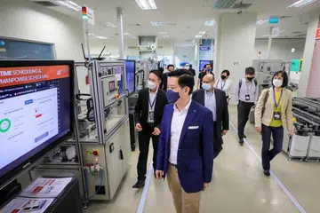 Menteri Negara (Perdagangan dan Perusahaan, Encik Alvin Tan, meninjau Model Factory @ SIMTech pada Khamis (14 April).